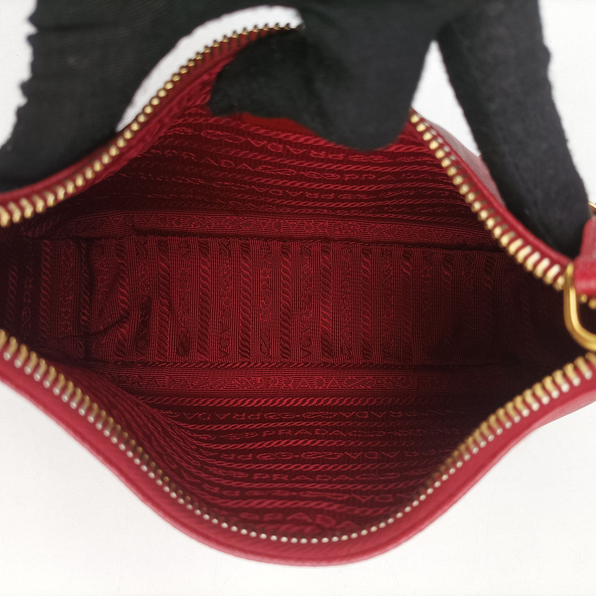 Pre-owned Prada Re-Edition 2005 Saffiano Red Saffiano leather 1BH204 shoulderbag | stylenewstar