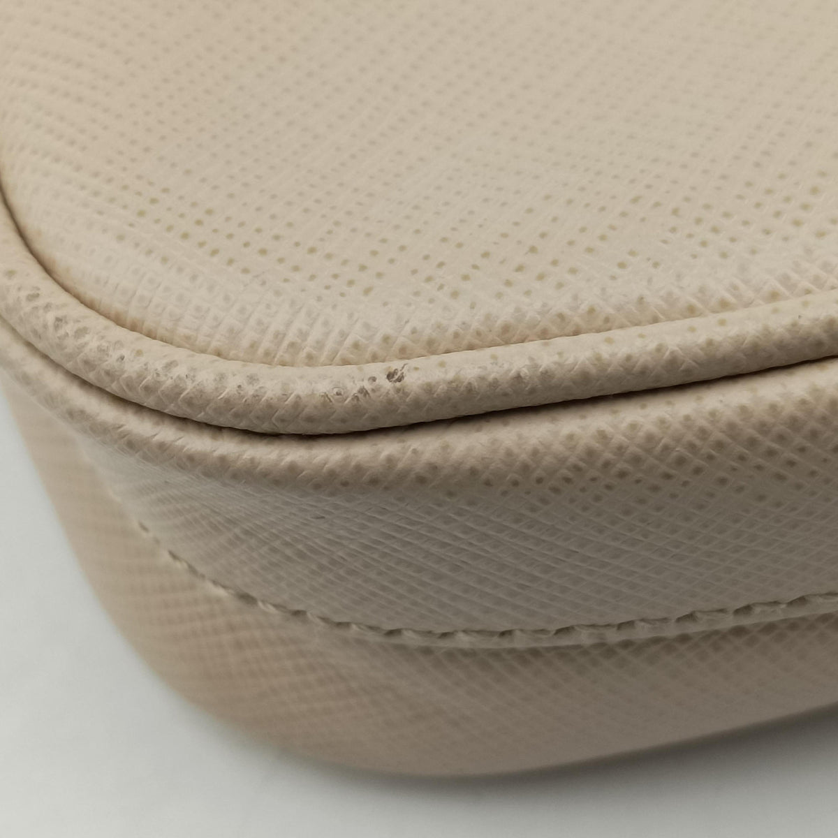 Pre-owned Prada Re-Edition 2005 Beige SAFFIANO Leather 1BH204 shoulderbag | stylenewstar