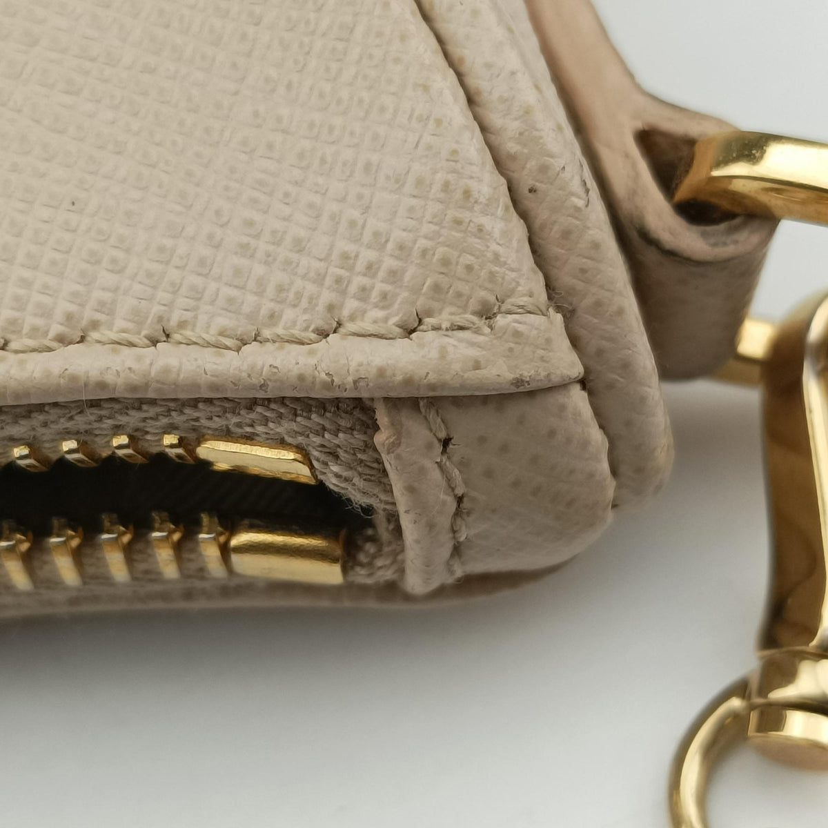 Pre-owned Prada Re-Edition 2005 Beige SAFFIANO Leather 1BH204 shoulderbag | stylenewstar