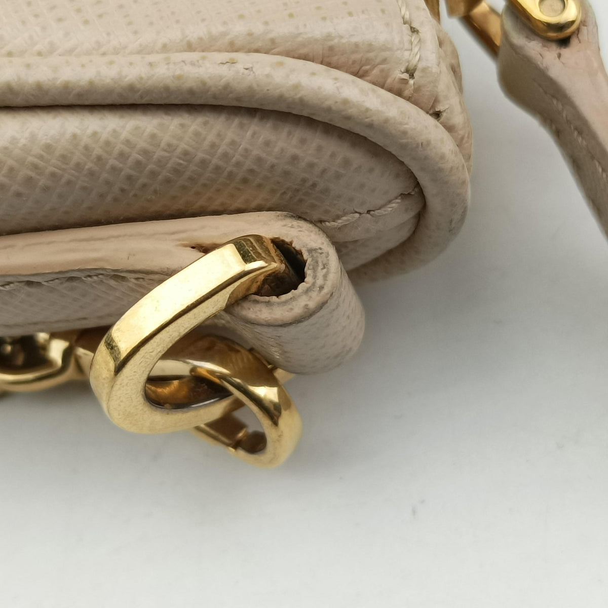 Pre-owned Prada Re-Edition 2005 Beige SAFFIANO Leather 1BH204 shoulderbag | stylenewstar