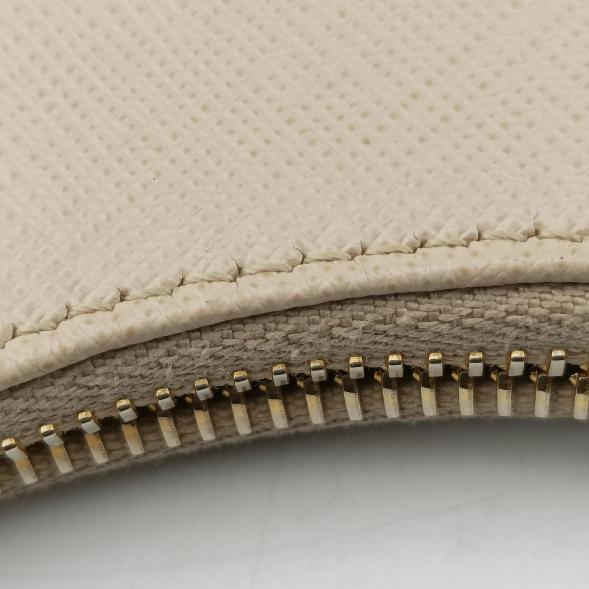 Pre-owned Prada Re-Edition 2005 Beige SAFFIANO Leather 1BH204 shoulderbag | stylenewstar